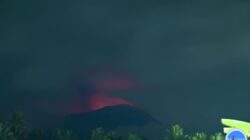 Gunung Ibu erupsi selama 88 detik luncurkan abu setinggi 1.000 meter