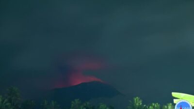 Gunung Ibu erupsi, luncurkan abu setinggi 1 km